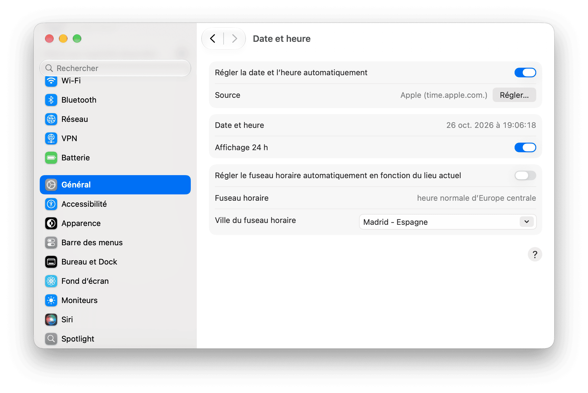 Panneau des param&egrave;tres Date et heure de macOS avec synchronisation automatique et configuration du fuseau horaire